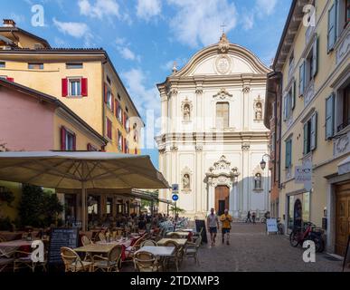 Riva del Garda: Centro storico, ristorante, chiesa Parrocchia di Santa Maria Assunta in Trentino, Trentino-alto Adige, Italia Foto Stock