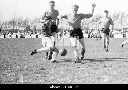 Partita di calcio Stormvogels - sconosciuto, Whizgle News dal passato, su misura per il futuro. Esplora le narrazioni storiche, l'immagine dell'agenzia olandese olandese con una prospettiva moderna, colmando il divario tra gli eventi di ieri e quelli di domani. Un viaggio senza tempo che delinea le storie che plasmano il nostro futuro. Foto Stock