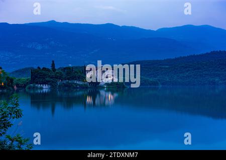 Madruzzo: lago di Toblino, castello di Castel Toblino in Trentino, Trentino-alto Adige, Italia Foto Stock