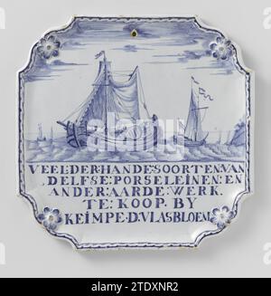 Sign, De Greek A, 1778 Signboard of Faience, dipinto in blu con le navi e sotto il testo: Much: Der: Hande: Species: Van //, Delfse: Porcelain: And // Other: Earth: Work .// in: Koop.by//keimpe. D.:Vlasbloem. Delft. Cartello di Faience, dipinto in blu con le navi e sotto il testo: Much: Der: Hande: Species: Van //, Delfse: Porcellana: And // Other: Earth: Work .// in: Koop.by//keimpe. D.:Vlasbloem. Delft. Foto Stock