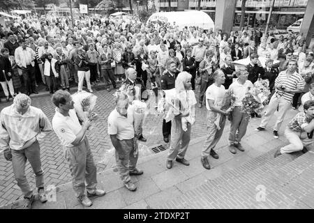 Tour a piedi della Croce Rossa, arrivo, passeggiata, 10-09-1988, Whizgle News from the Past, su misura per il futuro. Esplora le narrazioni storiche, l'immagine dell'agenzia olandese olandese con una prospettiva moderna, colmando il divario tra gli eventi di ieri e quelli di domani. Un viaggio senza tempo che delinea le storie che plasmano il nostro futuro. Foto Stock
