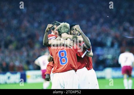 Partita di qualificazione per la Coppa del mondo di calcio 1998: I Paesi Bassi giocano contro il Belgio nel De Kuip di Rotterdam e vincono 3-1., Rotterdam, 06-09-1997, Whizgle News from the Past, su misura per il futuro. Esplora le narrazioni storiche, l'immagine dell'agenzia olandese olandese con una prospettiva moderna, colmando il divario tra gli eventi di ieri e quelli di domani. Un viaggio senza tempo che delinea le storie che plasmano il nostro futuro. Foto Stock