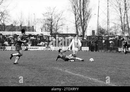 Partita di calcio HFC Haarlem - Ajax, Haarlem, Paesi Bassi, 04-12-1988, Whizgle News from the Past, su misura per il futuro. Esplora le narrazioni storiche, l'immagine dell'agenzia olandese olandese con una prospettiva moderna, colmando il divario tra gli eventi di ieri e quelli di domani. Un viaggio senza tempo che delinea le storie che plasmano il nostro futuro. Foto Stock