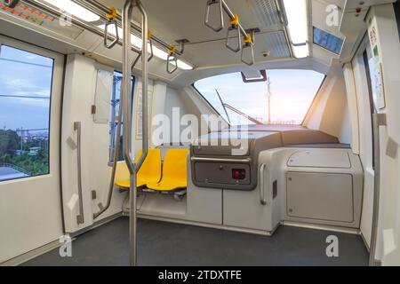 Trasporti pubblici. Interno vuoto del treno cittadino monorotaia con autopilota senza conducente. L'interno è dotato di corrimano e maniglia di sospensione Foto Stock