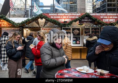 Chicago, Stati Uniti. 19 dicembre 2023. Turisti e locali visitano il popolare Christkindlmarket in Daley Plaza. Il mercato annuale offre regali tradizionali tedeschi ed europei, cibo e bevande. Ispirato al Christkindlesmarkt del XVI secolo a Norimberga, in Germania, uno dei primi mercati all'aperto del suo genere, il Christkindlmarket è supportato dalla città di Chicago e dal loro Dipartimento per gli affari culturali ed eventi speciali (DCASE). Crediti: Stephen Chung / Alamy Live News Foto Stock