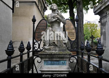 Scultura in cima a una tomba decorata per la famiglia Tellier nello storico cimitero di Passy di Parigi. Foto Stock