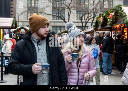 Chicago, Stati Uniti. 19 dicembre 2023. Turisti e locali visitano il popolare Christkindlmarket in Daley Plaza. Il mercato annuale offre regali tradizionali tedeschi ed europei, cibo e bevande. Ispirato al Christkindlesmarkt del XVI secolo a Norimberga, in Germania, uno dei primi mercati all'aperto del suo genere, il Christkindlmarket è supportato dalla città di Chicago e dal loro Dipartimento per gli affari culturali ed eventi speciali (DCASE). Crediti: Stephen Chung / Alamy Live News Foto Stock