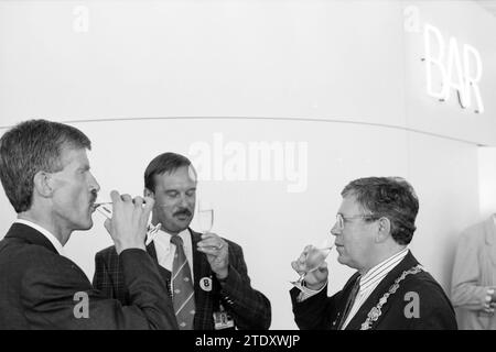 Apertura del molo B, Schiphol, 10-08-1994, Whizgle News from the Past, su misura per il futuro. Esplora le narrazioni storiche, l'immagine dell'agenzia olandese olandese con una prospettiva moderna, colmando il divario tra gli eventi di ieri e quelli di domani. Un viaggio senza tempo che delinea le storie che plasmano il nostro futuro. Foto Stock