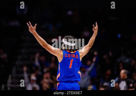 19 dicembre 2023: La guardia dei Florida Gators Walter Clayton Jr. (1) festeggia dopo un basket a tre punti contro i Michigan Wolverines nel Jumpman Invitational 2023 allo Spectrum Center di Charlotte, NC. (Scott Kinser/CSM) (immagine di credito: © Scott Kinser/Cal Sport Media) Foto Stock