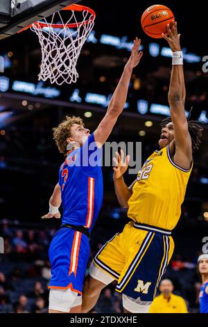 19 dicembre 2023: Il centro dei Florida Gators Micah Handlogten (3) sorveglia il colpo dell'attaccante dei Michigan Wolverines Tarris Reed Jr. (32) durante la seconda metà del Jumpman Invitational 2023 allo Spectrum Center di Charlotte, NC. (Scott Kinser/CSM) (immagine di credito: © Scott Kinser/Cal Sport Media) Foto Stock