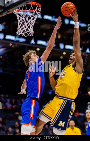 19 dicembre 2023: Il centro dei Florida Gators Micah Handlogten (3) sorveglia il colpo dell'attaccante dei Michigan Wolverines Tarris Reed Jr. (32) durante la seconda metà del Jumpman Invitational 2023 allo Spectrum Center di Charlotte, NC. (Scott Kinser/CSM) Foto Stock