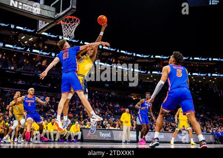 19 dicembre 2023: L'attaccante dei Florida Gators Alex Condon (21) difende il tiro dall'attaccante dei Michigan Wolverines Tarris Reed Jr. (32) durante la seconda metà del Jumpman Invitational 2023 allo Spectrum Center di Charlotte, NC. (Scott Kinser/CSM) Foto Stock