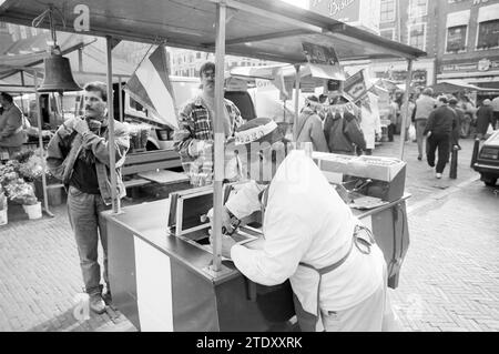 Gelateria Grote Markt, gelateria, pista di pattinaggio, hockey su ghiaccio, Haarlem, Grote Markt, Paesi Bassi, 24-02-1990, Whizgle News from the Past, su misura per il futuro. Esplora le narrazioni storiche, l'immagine dell'agenzia olandese olandese con una prospettiva moderna, colmando il divario tra gli eventi di ieri e quelli di domani. Un viaggio senza tempo che delinea le storie che plasmano il nostro futuro. Foto Stock