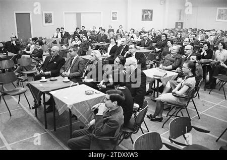 Ria Valk con la chitarra Andre Meurs, Cabaret, 13-04-1966, Whizgle News from the Past, su misura per il futuro. Esplora le narrazioni storiche, l'immagine dell'agenzia olandese olandese con una prospettiva moderna, colmando il divario tra gli eventi di ieri e quelli di domani. Un viaggio senza tempo che delinea le storie che plasmano il nostro futuro. Foto Stock