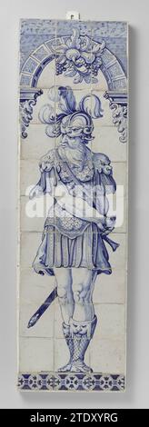 Immagine con un eroe romano, anonimo, 1615 - 1640 pilastro di camino di 33 piastrelle (11 x 3) con un soldato romano dipinto di blu con un casco a destra utilizzato con una spada nella mano destra in piedi sotto un arco. Terracotta olandese. Maiolica in stagno con glassa, pilastro di camino di 33 piastrelle (11 x 3) con un soldato romano dipinto di blu con un casco a destra utilizzato con una spada nella mano destra in piedi sotto un arco. Terracotta olandese. glassa in maiolica di stagno Foto Stock