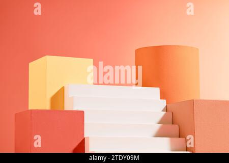 Podio colorato in diverse forme e colori, con scala bianca. Podio geometrico per la visualizzazione del prodotto. Mostra sul palco del pedesta Foto Stock