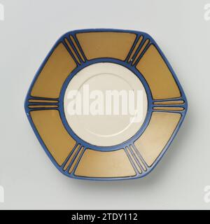 Piattino, appartenente ad un set da tè di Chromolith Steengoed, decorato in blu e giallo marrone, Villeroy & Boch Ceramic Werke K.G., c. 1911 - c. 1912 piatto, esagonale, appartenente ad un set da tè di Chromolith Steengoed. Decorazioni in blu e giallo marrone. Piatto in gres Metling Mastery, esagonale, appartenente a un set da tè di Chromolith Steengoed. Decorazioni in blu e giallo marrone. Gres per maestria Metling Foto Stock