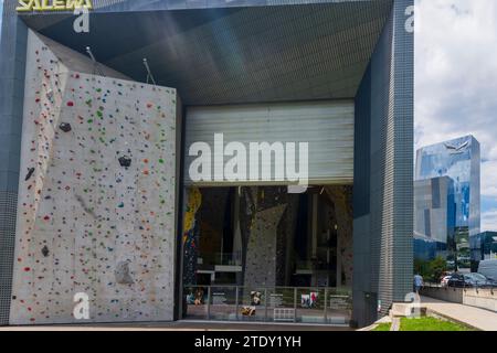 Bolzano (Bolzano): Sede dell'azienda Salewa, sala di arrampicata in alto Adige, Trentino-alto Adige, Italia Foto Stock