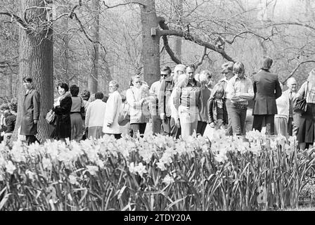 Busy Keukenhof, Busy, Keukenhof Foundation estate a Lisse, 18-04-1976, Whizgle News from the Past, su misura per il futuro. Esplora le narrazioni storiche, l'immagine dell'agenzia olandese olandese con una prospettiva moderna, colmando il divario tra gli eventi di ieri e quelli di domani. Un viaggio senza tempo che delinea le storie che plasmano il nostro futuro. Foto Stock