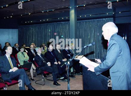 Riunione di Canso (Civil Air Navigation Services Organisation) con Geert Dales, Schiphol, 14-01-2003, Whizgle News from the Past, su misura per il futuro. Esplora le narrazioni storiche, l'immagine dell'agenzia olandese olandese con una prospettiva moderna, colmando il divario tra gli eventi di ieri e quelli di domani. Un viaggio senza tempo che delinea le storie che plasmano il nostro futuro. Foto Stock