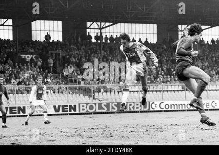 Partita di calcio Haarlem-Ajax ad Haarlem, Haarlem, Paesi Bassi, 21-02-1987, Whizgle News from the Past, su misura per il futuro. Esplora le narrazioni storiche, l'immagine dell'agenzia olandese olandese con una prospettiva moderna, colmando il divario tra gli eventi di ieri e quelli di domani. Un viaggio senza tempo che delinea le storie che plasmano il nostro futuro. Foto Stock