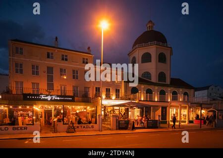 Inghilterra, West Sussex, Worthing, Marine Parade, The Dome Cinema e Bar di notte Foto Stock