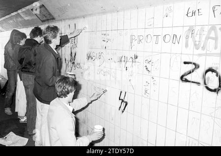 Gli studenti dipingono gli slogan, gli scolari, 05-05-1982, Whizgle News from the Past, su misura per il futuro. Esplora le narrazioni storiche, l'immagine dell'agenzia olandese olandese con una prospettiva moderna, colmando il divario tra gli eventi di ieri e quelli di domani. Un viaggio senza tempo che delinea le storie che plasmano il nostro futuro. Foto Stock