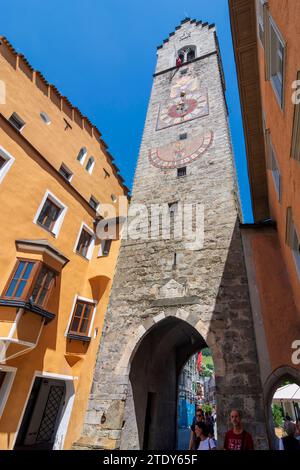 Sterzing (Vipiteno): torre Zwölferturm (Torre delle dodici) in centro storico in alto Adige, Trentino-alto Adige, Italia Foto Stock