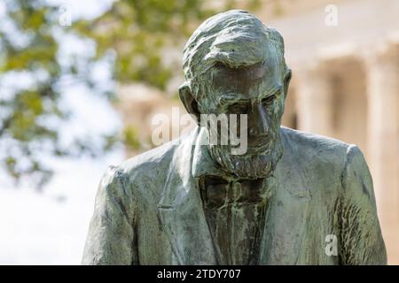 Topeka, Kansas, USA - 17 giugno 2023: La luce del pomeriggio risplende su una statua pubblica in rame di Abraham Lincoln all'esterno dell'edificio del campidoglio del Kansas. Foto Stock