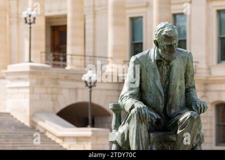 Topeka, Kansas, USA - 17 giugno 2023: La luce del pomeriggio risplende su una statua pubblica in rame di Abraham Lincoln all'esterno dell'edificio del campidoglio del Kansas. Foto Stock