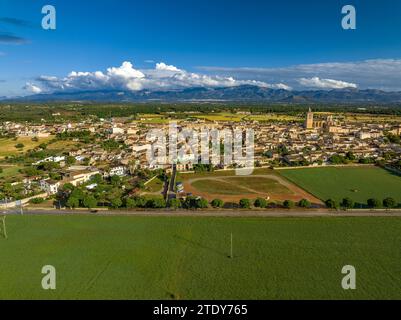 Vista aerea della città di Sineu nella zona di Pla de Mallorca. Sullo sfondo, la catena montuosa della Serra de Tramuntana (Maiorca, Isole Baleari) Foto Stock