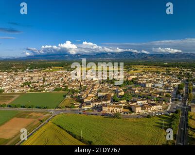 Vista aerea della città di Sineu nella zona di Pla de Mallorca. Sullo sfondo, la catena montuosa della Serra de Tramuntana (Maiorca, Isole Baleari) Foto Stock