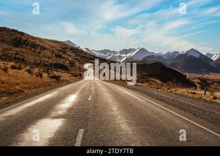 L'autostrada attraversa la costa orientale della nuova Zelanda fino alla costa occidentale attraverso il passo alpino Arthurs Foto Stock