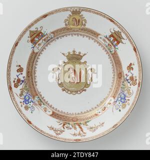 Piatto, anonimo, c. 1730 - c. 1735 piatto di porcellana, dipinto sullo smalto in blu, rosso, verde, nero e oro. Sull'appartamento l'arma coronata della famiglia Sichterman con uno sfondo punteggiato d'oro con uno scoiattolo con un foglio nelle gambe. L'arma è circondata da viti di foglie in stile Luigi XIV. Sul muro un "bordo a punta di lancia" e una fascia con servetwork (nido d'ape) interrotto da quattro cartigli con piante fiorite (Prunus). Sul bordo due volte un padiglione, due piante fiorite due volte in una recinzione (Prunus, Aster), un gruppo di bambù, ancora una volta lo stemma di famiglia e una fascia con riccio. Arma porcellana i Foto Stock