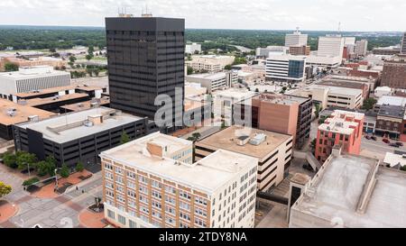 Topeka, Kansas, USA - 17 giugno 2023: La luce del pomeriggio risplende sugli edifici storici del centro di Topeka. Foto Stock