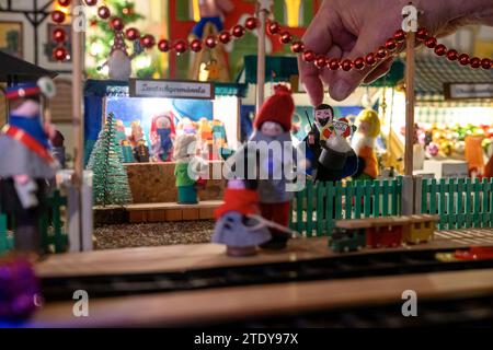 PRODUZIONE - 05 dicembre 2023, Bavaria, Coburg: A Hand regola un mago in miniatura che sta evocando un Babbo Natale dal suo cappello. A circa 20 metri di distanza dalla piazza del mercato di Coburgo, Horst Gründel, un assistente sociale qualificato e ora pensionato, ha creato un meraviglioso paesaggio invernale unico e dettagliato. Un mercatino di Natale in miniatura di circa otto metri quadrati è allestito in una stanza del suo appartamento. Oltre 30 bancarelle, un modellino ferroviario, quattro presepi, una gondola, una giostra e molto altro ancora animano il paesaggio. Gründel ha iniziato a fare le prime bancarelle negli anni '1970 Foto: Pia Bayer/ Foto Stock