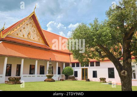 Vista esterna dell'iconica architettura tradizionale della sala del Trono di Ishra Vinijaya. Al Museo Nazionale di Bangkok, Thailandia. Foto Stock