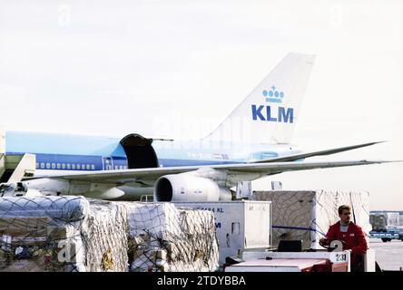 Aereo cargo KLM all'aeroporto di Schiphol, Schiphol, Whizgle News from the Past, su misura per il futuro. Esplora le narrazioni storiche, l'immagine dell'agenzia olandese olandese con una prospettiva moderna, colmando il divario tra gli eventi di ieri e quelli di domani. Un viaggio senza tempo che delinea le storie che plasmano il nostro futuro. Foto Stock