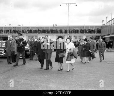 La coppia reale e la principessa Beatrice sono partiti per il Messico da sinistra a destra. mr. H. Alberda (Presidente-direttore Schiphol) , Principe Bernhard , Regina Giuliana. Principessa Margriet, principessa Christina e principessa Beatrix. Diagonalmente dietro l'ultimo: Erik Hazelfhoff Roelfzema CA. 7 aprile 1964 Foto Stock