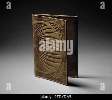 Copertina di un libro in pelle con disegno pressato di pesci e farfalle, Samuel Jessurun de Mesquita, in o prima del 1902 copertina di un libro o cartella di scrittura in pelle con disegno pressato costituito da pesce al centro e farfalle agli angoli. Firmato: SM (monogramma) 1902. Intero nei Paesi Bassi: Cuoio copertina o cartella di scrittura in cuoio con disegno pressato, costituita da pesci al centro e farfalle agli angoli. Firmato: SM (monogramma) 1902. Paesi Bassi intero: Cuoio Foto Stock