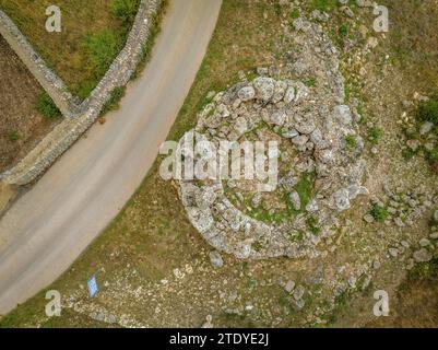 Vista aerea zenitale del Talaiot des Racons, a Llubí, con la sua caratteristica forma circolare (Maiorca, Isole Baleari, Spagna) Foto Stock