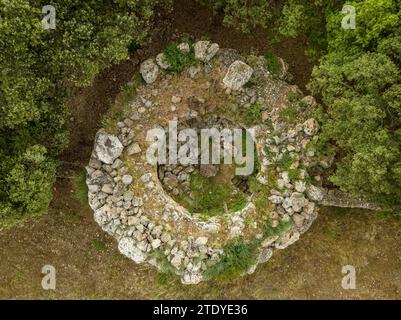 Vista aerea zenitale del Talaiot des Racons, a Llubí, con la sua caratteristica forma circolare (Maiorca, Isole Baleari, Spagna) Foto Stock