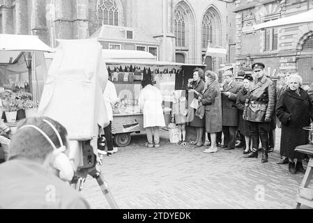 Televisione tedesca a Grote Markt, Grote Markt, televisione, Haarlem, Grote Markt, Olanda, 03-04-1968, Whizgle News from the Past, su misura per il futuro. Esplora le narrazioni storiche, l'immagine dell'agenzia olandese olandese con una prospettiva moderna, colmando il divario tra gli eventi di ieri e quelli di domani. Un viaggio senza tempo che delinea le storie che plasmano il nostro futuro. Foto Stock