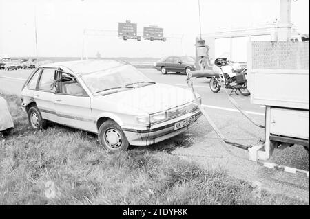 Incidente A4 vicino Nieuw. Vennep, incidenti, collisioni, incidenti, Nieuw-Vennep, Rijksweg A4, 11-05-1989, Whizgle News from the Past, su misura per il futuro. Esplora le narrazioni storiche, l'immagine dell'agenzia olandese olandese con una prospettiva moderna, colmando il divario tra gli eventi di ieri e quelli di domani. Un viaggio senza tempo che delinea le storie che plasmano il nostro futuro. Foto Stock