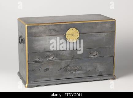 Kabinet, , c. 1700 - c. 1850 armadio laccato argento con figure nere, pastella d'argento e cerniere dorate. Argento giapponese (metallo). Armadietto laccato in legno (materiale vegetale) argento con figure nere, impasto in argento e cerniere dorate. Argento giapponese (metallo). legno (materiale vegetale) Foto Stock