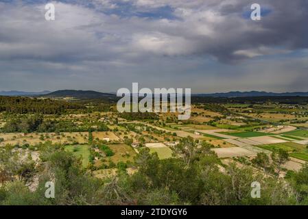 Campi e tenute rurali visti dalla cima del Puig de Sant Miquel in un pomeriggio primaverile (Maiorca, Isole Baleari, Spagna) Foto Stock