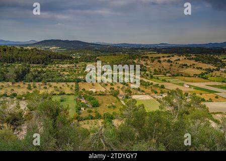 Campi e tenute rurali visti dalla cima del Puig de Sant Miquel in un pomeriggio primaverile (Maiorca, Isole Baleari, Spagna) Foto Stock