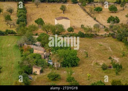 Campi e tenute rurali visti dalla cima del Puig de Sant Miquel in un pomeriggio primaverile (Maiorca, Isole Baleari, Spagna) Foto Stock