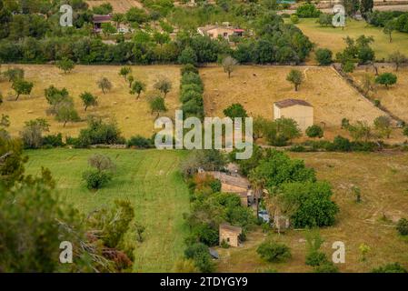 Campi e tenute rurali visti dalla cima del Puig de Sant Miquel in un pomeriggio primaverile (Maiorca, Isole Baleari, Spagna) Foto Stock