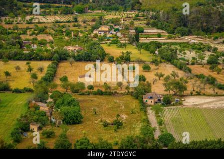 Campi e tenute rurali visti dalla cima del Puig de Sant Miquel in un pomeriggio primaverile (Maiorca, Isole Baleari, Spagna) Foto Stock